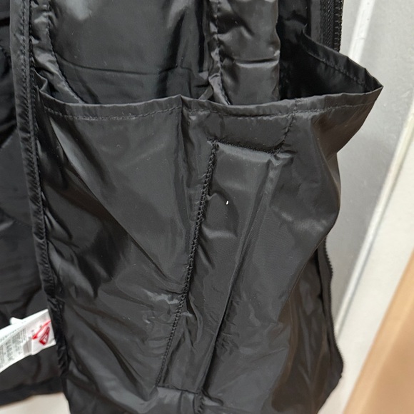 GAP Black Water-Resistant Vest - Picture 5 of 11